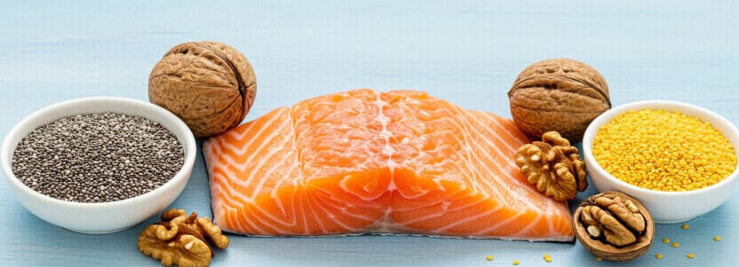 Omega-3-reiche Lebensmittel wie Lachs, Walnüsse und Chiasamen für gesundes Haar und gegen Haarausfall.